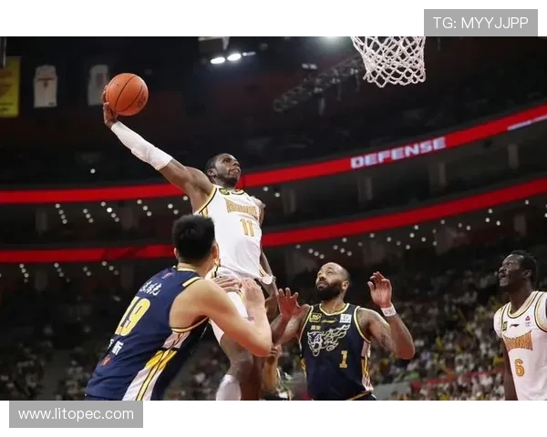 [CBA]迪亚洛持球快速推进 超远三分压哨打进.